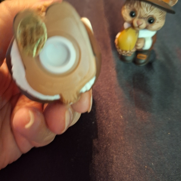 Vintage Hallmark salt pepper shakers Thanksgiving chipmunk pilgrims pair - Picture 8 of 12